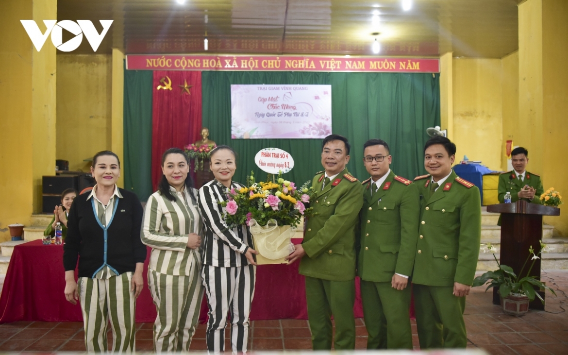 Offering flower bouquets to foreign female prisoners