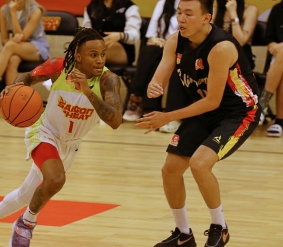 Saigon Heat (in white jersey) defeat Singapore Slingers in semi-finals of the ASEAN Basketball League (ABL) 2023. (Photo: Saigon Heat)
