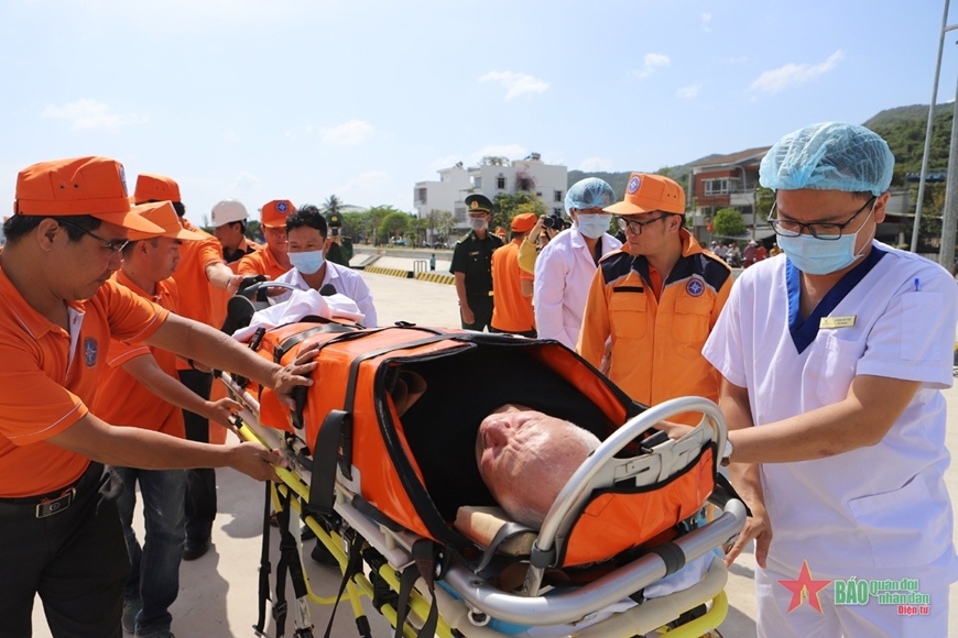 Ukrainian sailor Drozd Olek is brought ashore for treatment after falling into a coma (Photo: qdnd.vn)