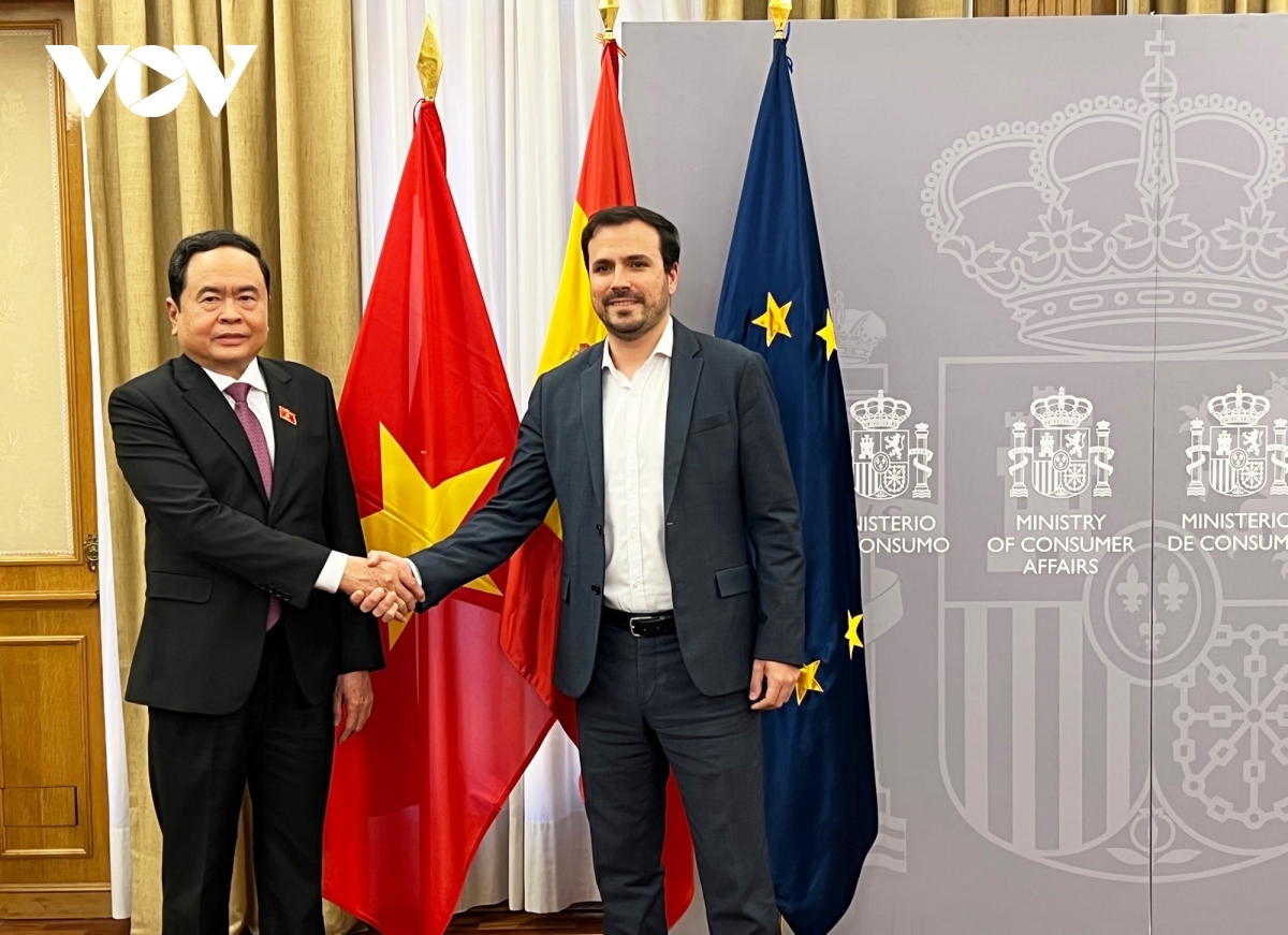  Vice Chairman Tran Thanh Man meets with Spanish Minister of Consumer Affairs Alberto Garzon