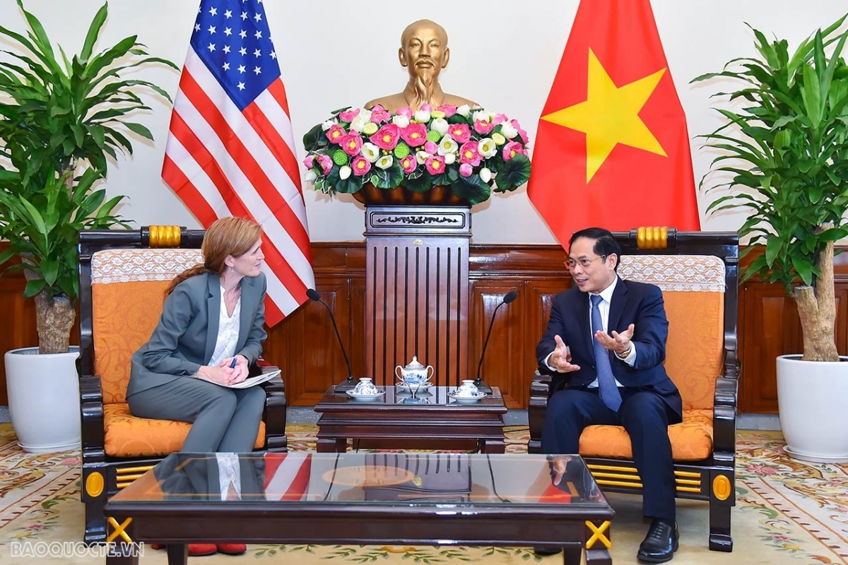 Foreign Minister Bui Thanh Son (R) and USAID administrator Samantha Power at the meeting in Hanoi on March 10. (Photo: baoquocte.vn)