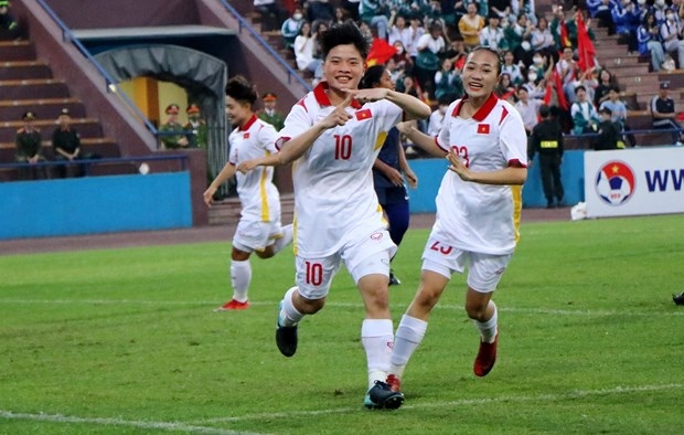 Ngoc Minh Chuyen (No 10) celebrates the opening goal in the game at Viet Tri Stadium on March 9 evening.