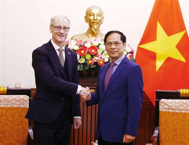 Minister of Foreign Affairs Bui Thanh Son (R) and visiting State Secretary of the Norwegian Ministry of Foreign Affairs Erling Rimestad (Photo: VNA)