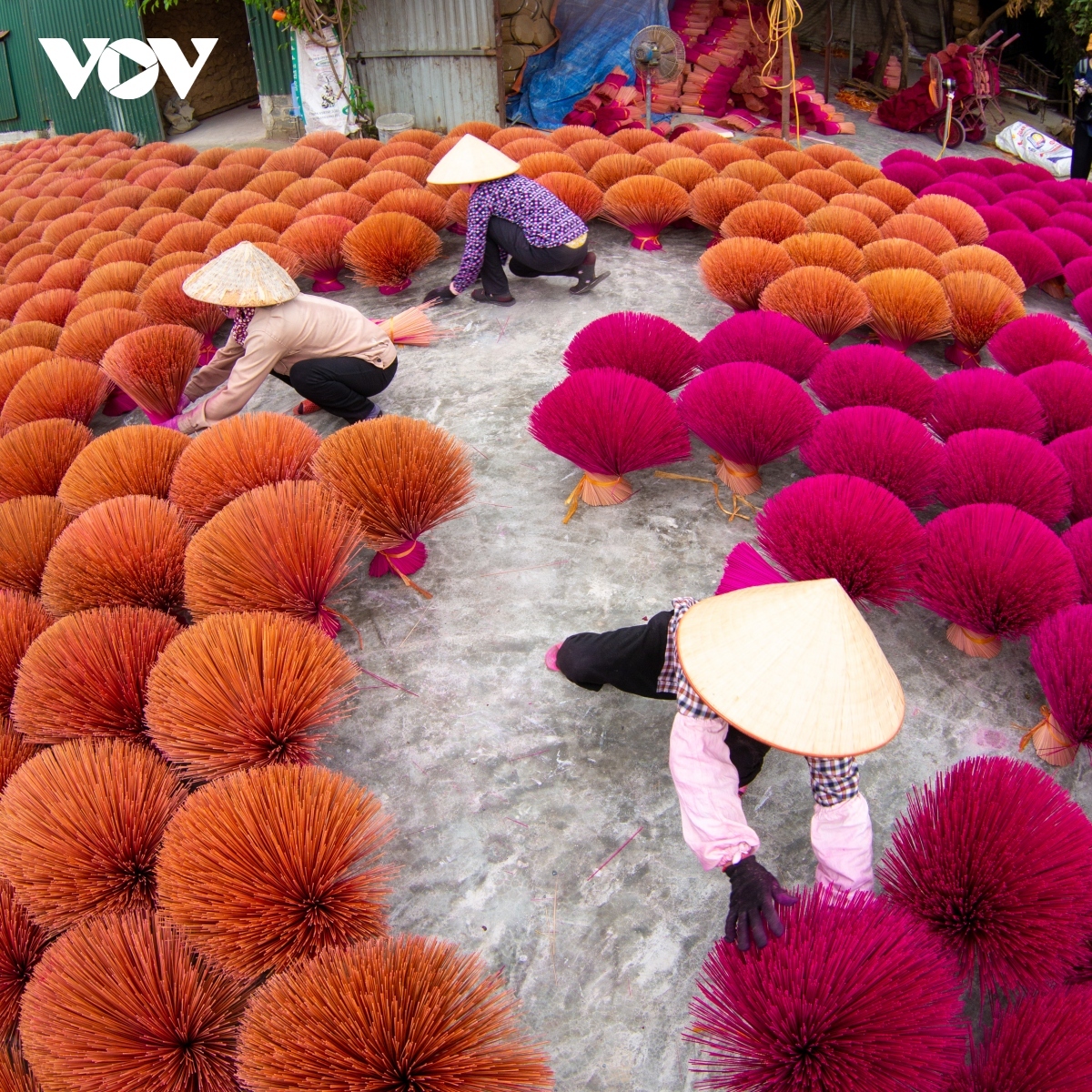 As a means of serving visitors, villagers arrange the incense sticks into symbols, such as flowers and stars.