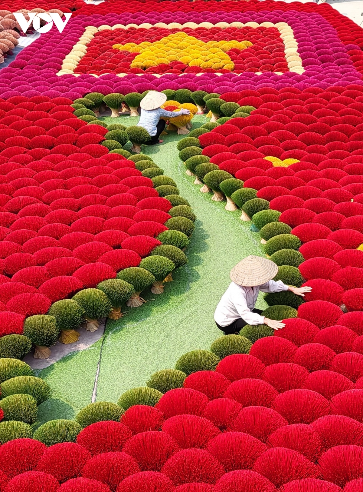 As a traditional craft village, Quang Phu Cau village is busy almost all year round. On sunny days, drying incense is one of the main tasks done in the production of incense sticks, with the bouquets of incense being similar to giant flowers under the bright sunlight.