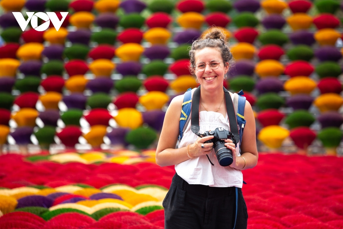 Elíse Huet of France is fond of exploring the scenery and is fascinated by the process of making incense in the village.
