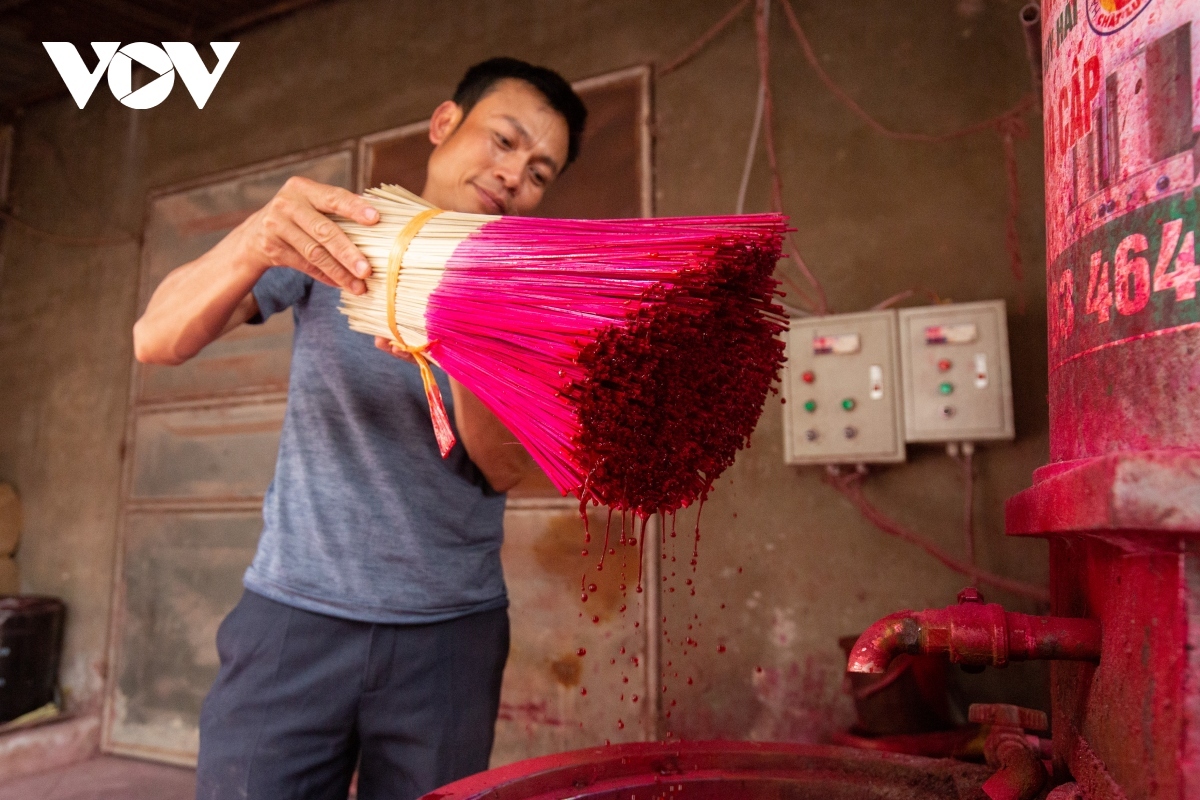 Each stage of making incense sticks is a combination of both machines and manual methods.