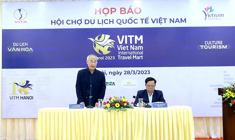 Vu The Binh, chairman of Vietnam Tourism Association, addresses the event (Photo: baodautu.vn)