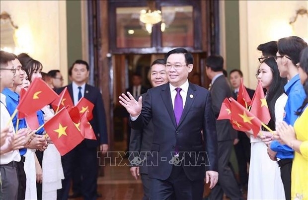 National Assembly Chairman Vuong Dinh Hue is welcomed by staff members of the Vietnamese Embassy and representatives from the Vietnamese community in Cuba. (Photo: VNA)