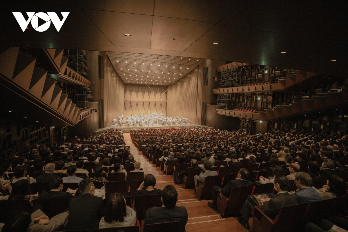 The Fenice Sakai Performing Arts Centre has been occupied by approximately 2,000 spectators watching Vietnamese and Japanese artists perform in the special concert. 