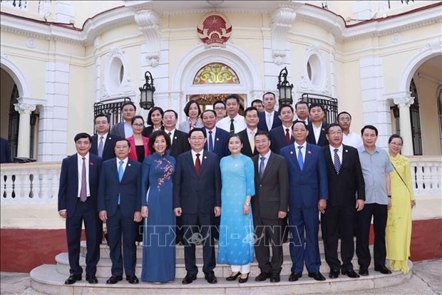 National Assembly Chairman Vuong Dinh Hue (4th, from left) pose for a photo at Vietnamese Embassy in Cuba. (Photo: VNA)