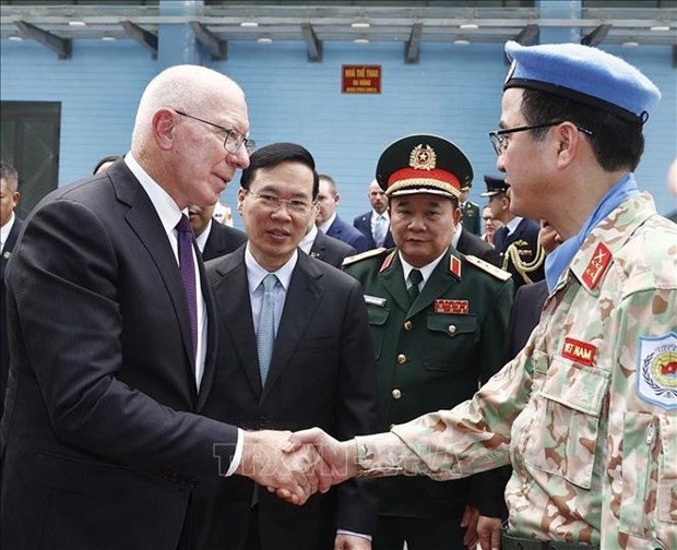 Australian Governor-General David Hurley talks to a Vietnamese peacekeeper (Photo: VNA)