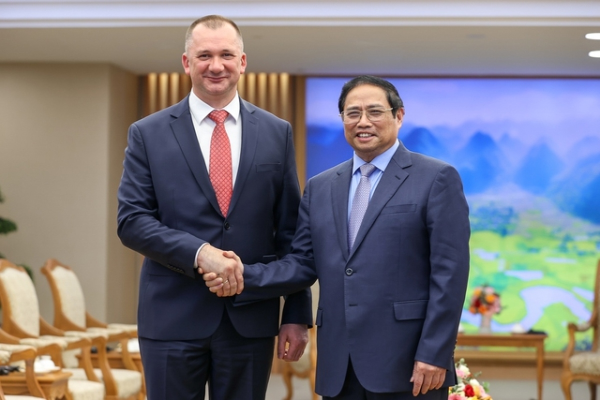 Prime Minister Pham Minh Chinh (R) welcomes visiting Belarusian Minister of Internal Affairs Ivan Vladimirovich Kubrakov