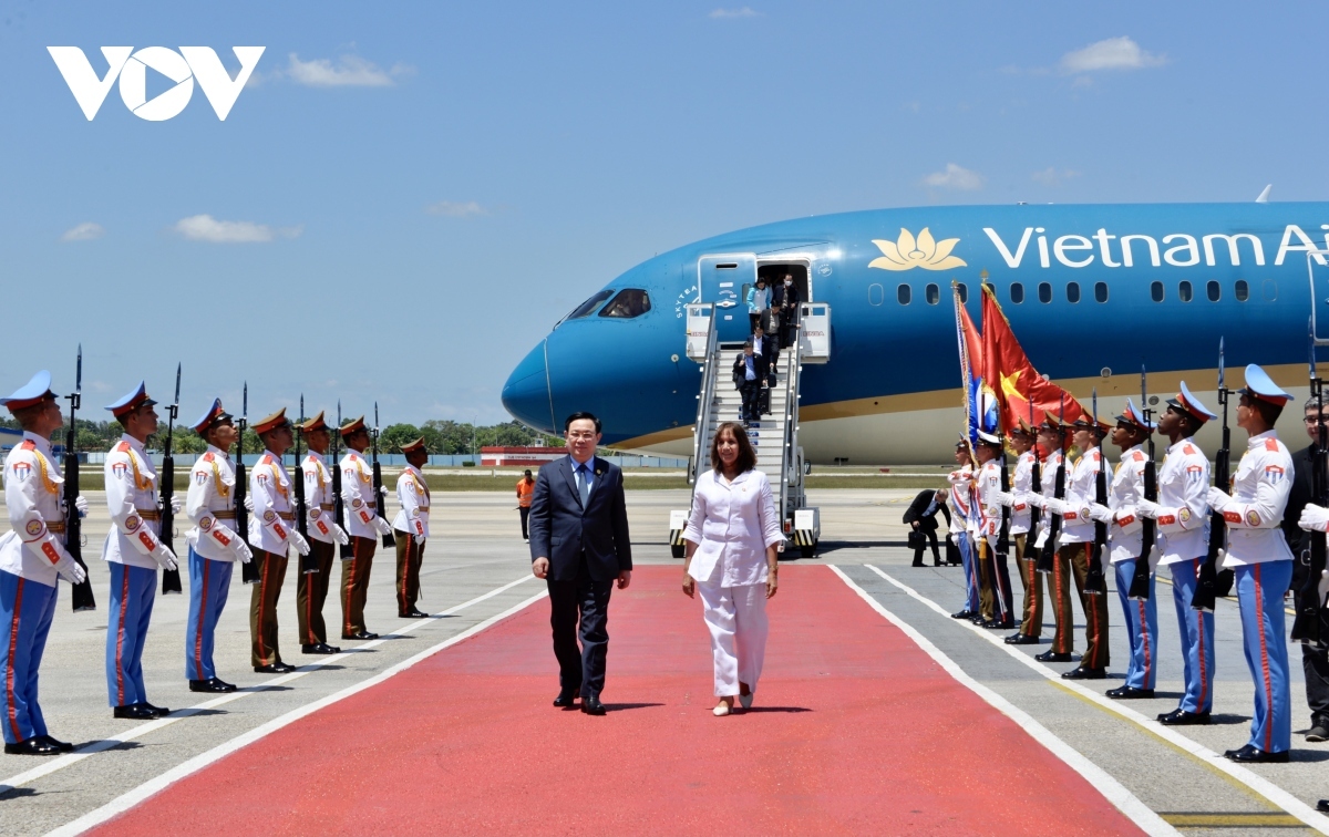 Deputy President of the National Assembly of People's Power of Cuba Ana Maria Mari Machado welcomes Vietnamese National Assembly Vuong Dinh Hue at Jose Marti airport in Havana on April 18 afternoon.