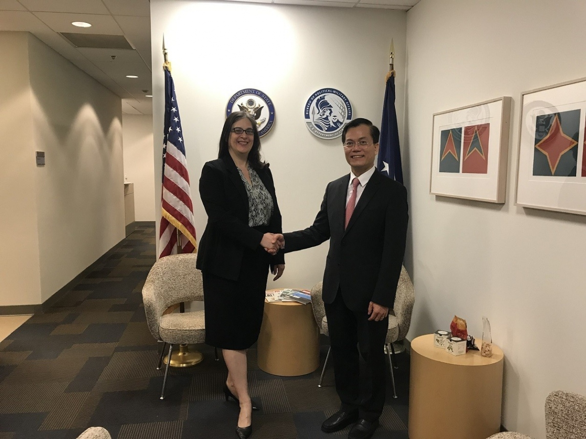 Vietnamese Deputy Foreign Minister Ha Kim Ngoc (R) and Assistant Secretary Bureau of Political-Military Affairs of the US State Department Jessica Lewis (Photo:baoquocte.vn) 