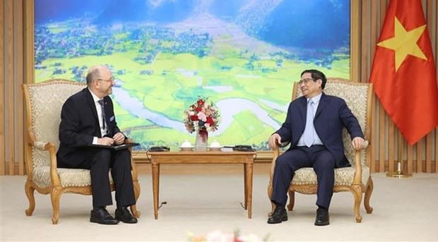 Prime Minister Pham Minh Chinh (R) and Swiss Ambassador Thomas Gass at their meeting in Hanoi on April 13. (Photo: VNA)