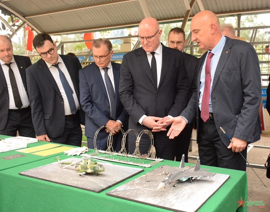 Deputy Prime Minister Dmitry Chernyshenko learns about scientific experiments during his April 7 visit to the Vietnam-Russia Tropical Center in Hanoi. (Photo: PANO)