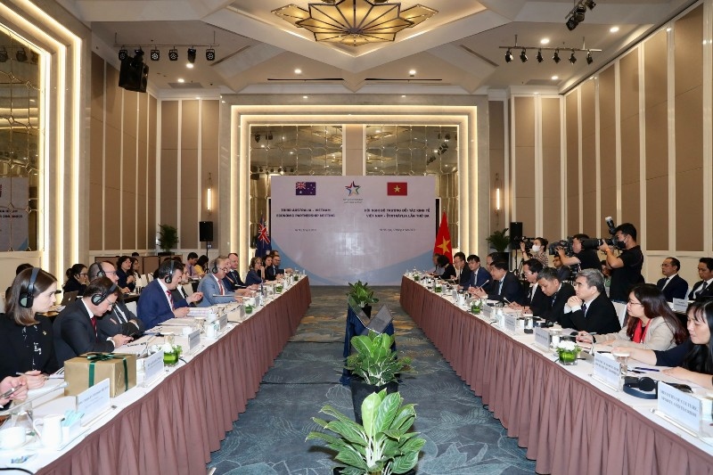 Vietnam and Australia review economic cooperation and implementation of the 2021 Enhanced Economic Engagement Strategy at their third economic partnership meeting held in Hanoi on April 17. (Photo: baodautu.vn)