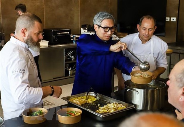 Vietnamese Ambssador to Israel Ly Duc Trung and chefs of Attilio cooking school make Phở at the event. (Photo: VNA)