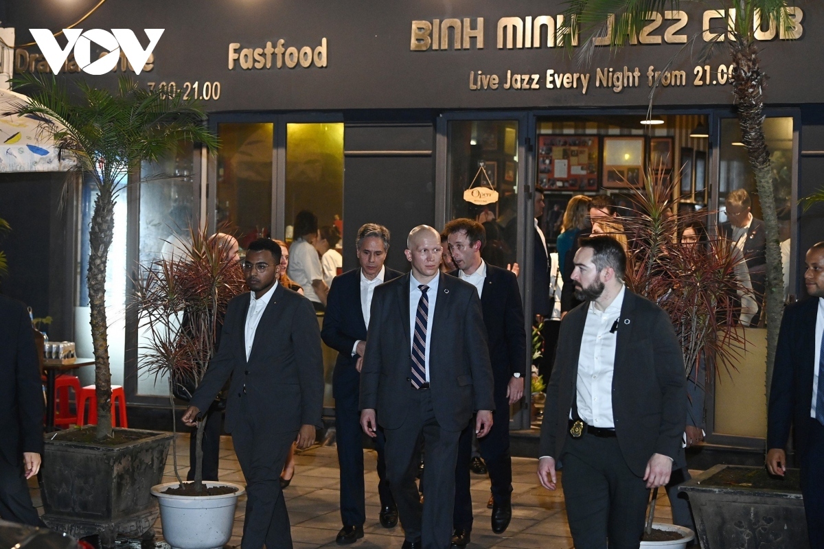 On the evening of April 15, after completing their working sessions, Blinken and his delegation enjoy Jazz music at a club in Hanoi's Trang Tien street.