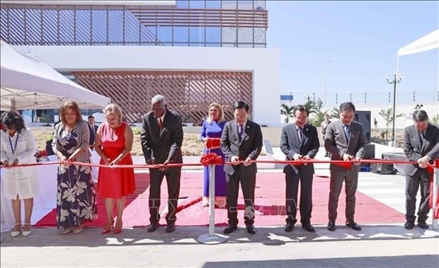 National Assembly Chairman Vuong Dinh Hue and President of the National Assembly of People's Power of Cuba Esteban Lazo Hernandez cut the ribbon to inaugurate the Suchel - TBV laundry detergent factory