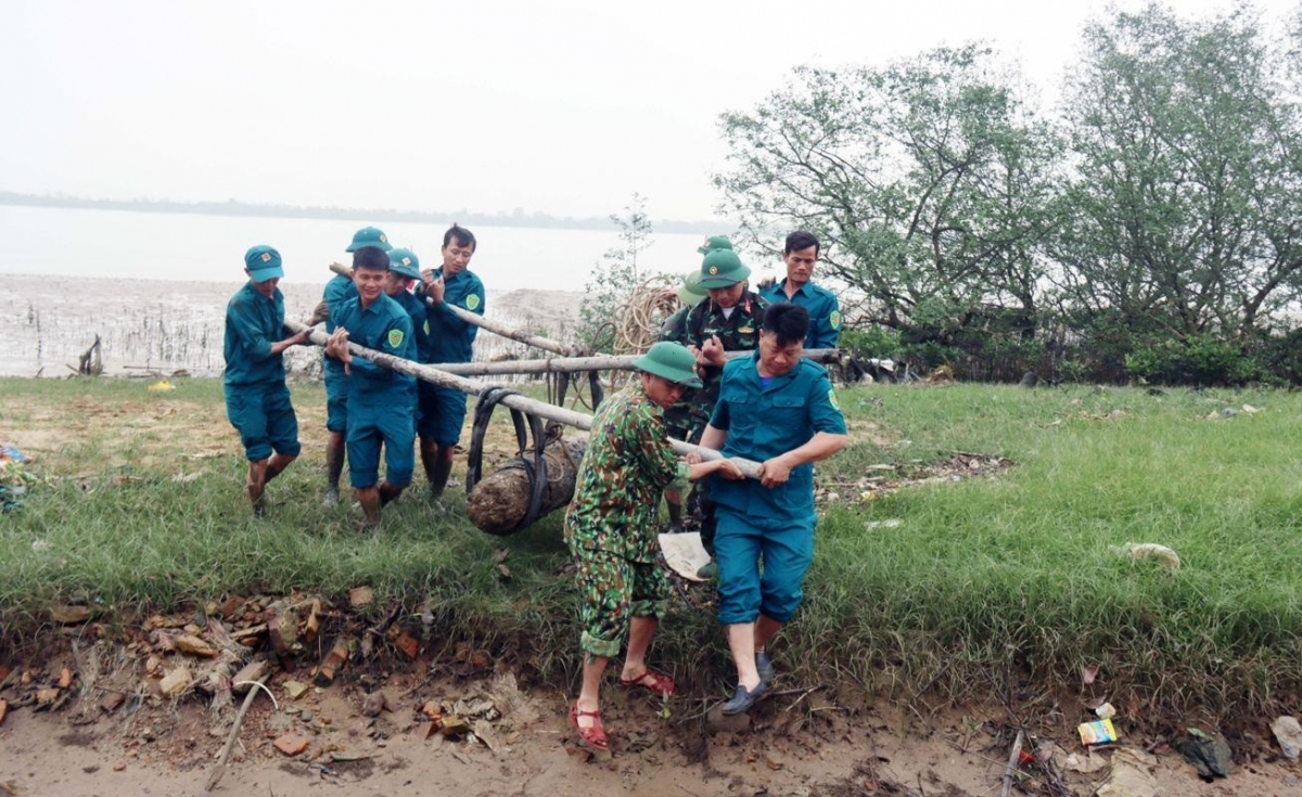 The bomb is transported to a safe area (Photo: Vietnamnet)