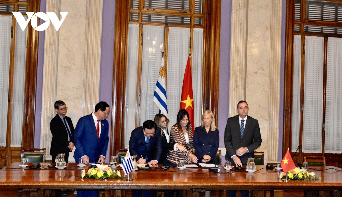 Leaders of the two legislatures sign a cooperation document in Montevideo.