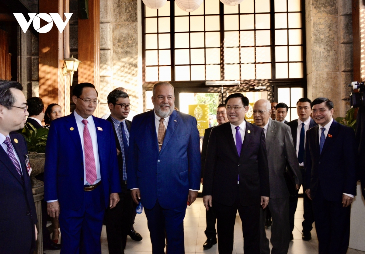 Prime Minister of Cuba Manuel Marrero Cruz and Chairman of the National Assembly of Vietnam Vuong Dinh Hue attend the Vietnam - Cuba business forum in Havana on April 21.