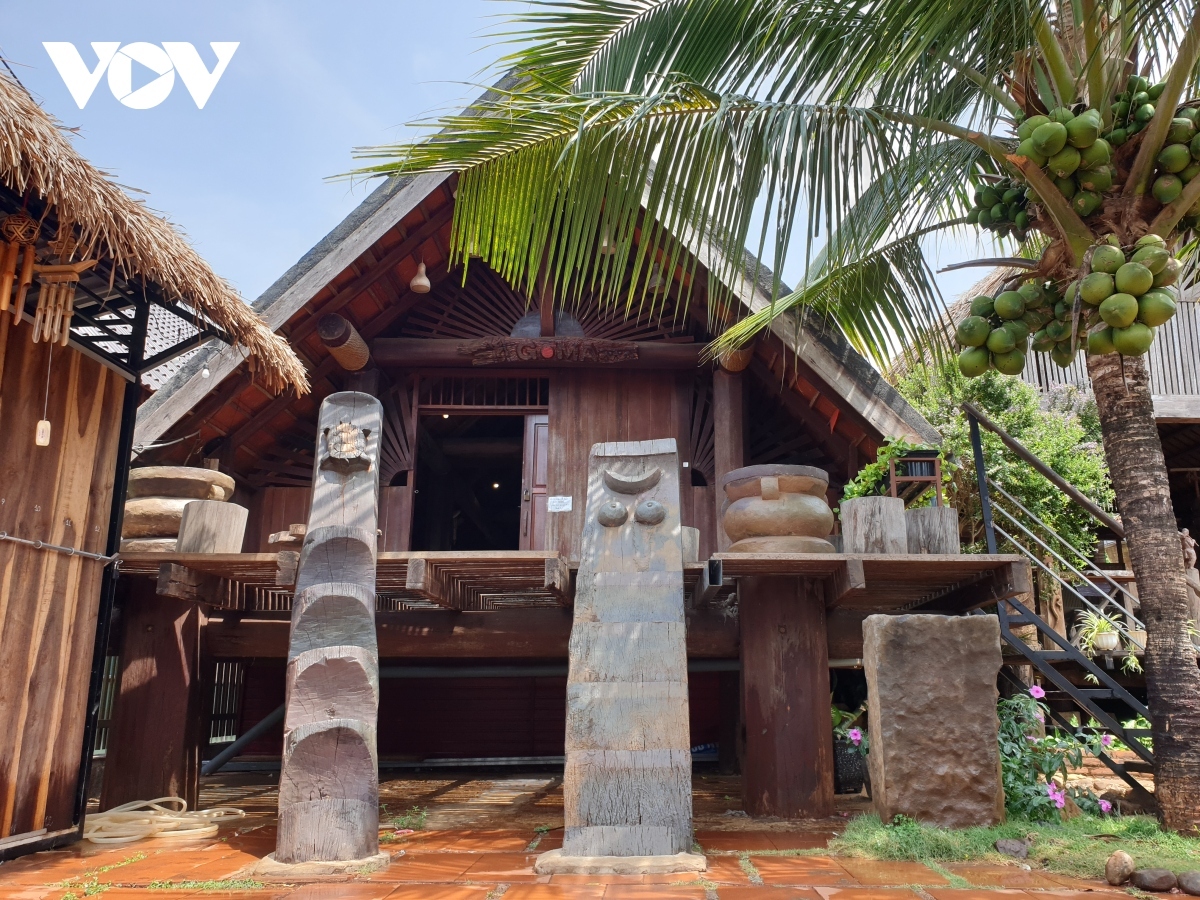 Ako Dhong village which is inhabited by the Ede ethnic minority has existed for about 60 years. It boasts a number of traditional long houses and luxuriant vegetation and flowers. 