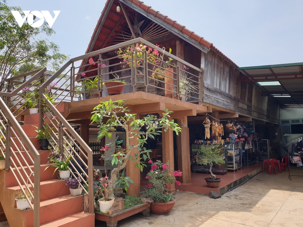 The village features more than 100 households and around 3,000 people who make a living from brocade, rượu cần (wine drunk out of a jar through straws), and handicraft products.