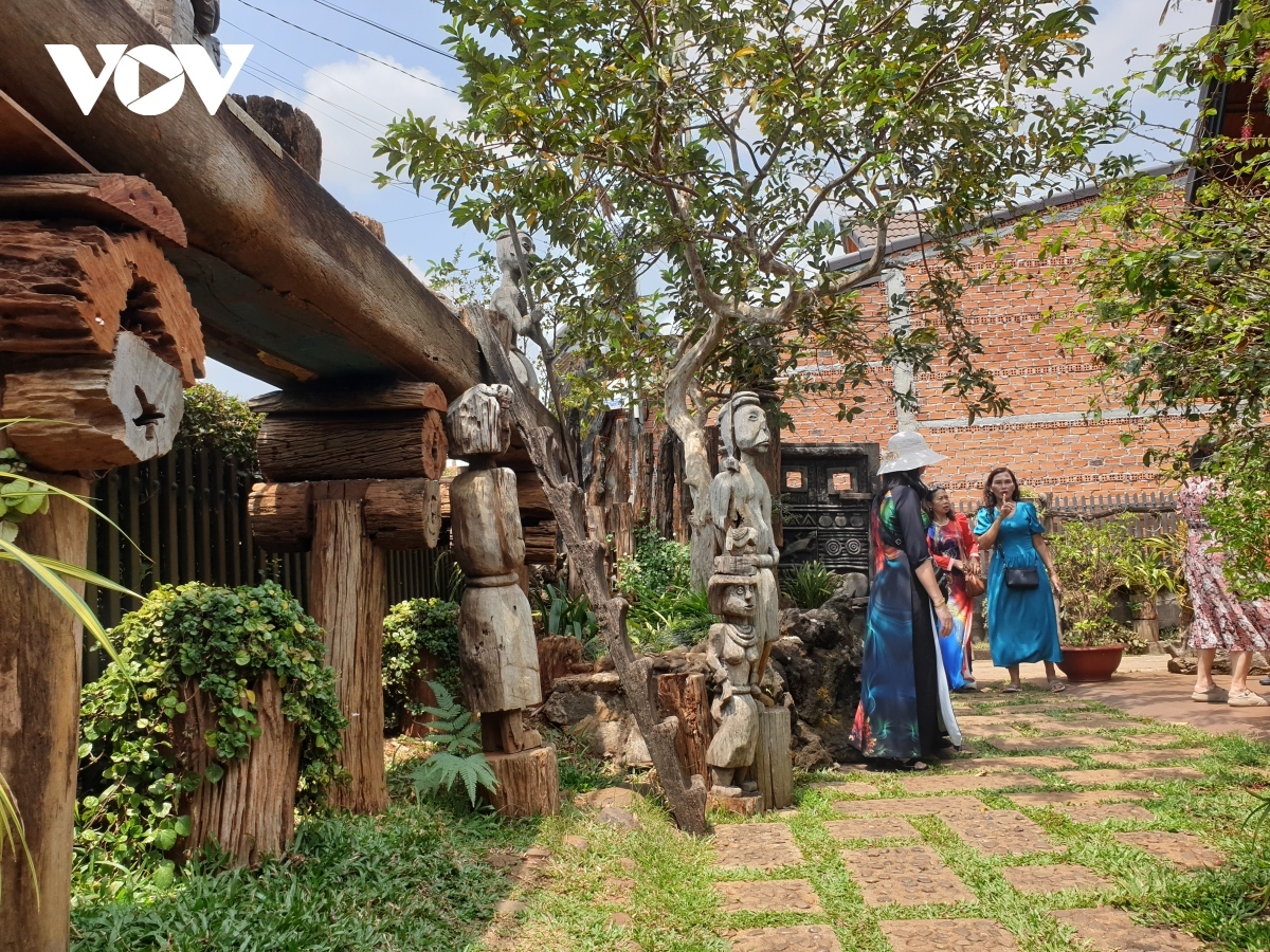 Carved statues which have ever been placed in the tomb have become exterior decorative items, drawing plenty of attention from tourists.