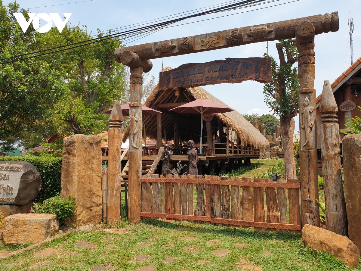 Long houses are part of the architecture of the Ede people, illustrating the cultural and spiritual values of the Ede people.