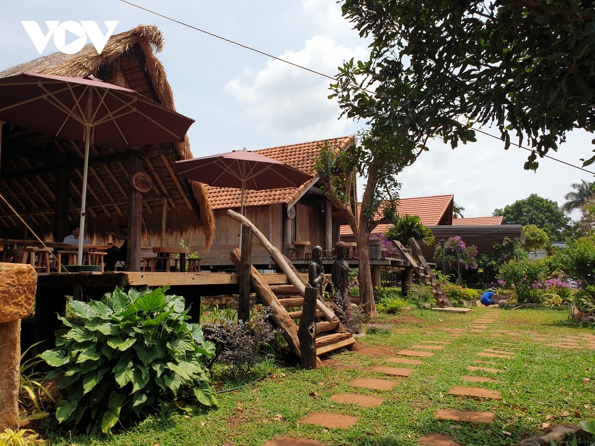 These houses on stilts built from wood and bamboo are long enough to house many people. Local residents here seldom build new houses to replace the old ones.