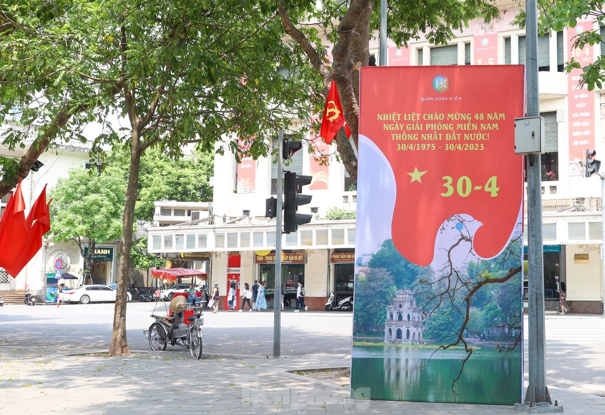 Large posters featuring slogans for the 48th anniversary of the Liberation of the South of Vietnam and National Reunification Day on April 30 can be seen on display throughout the capital.