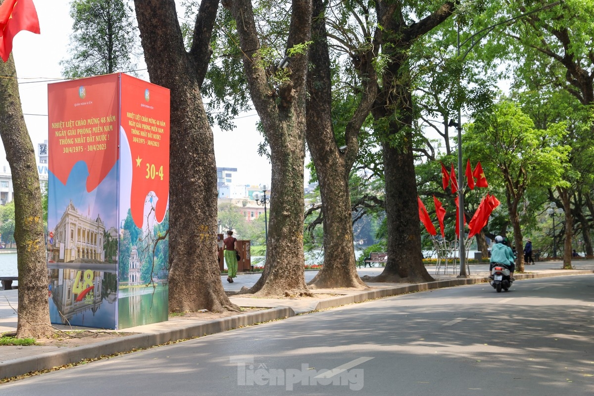 Red flags, banners, and slogans colour Hanoi’s streets, including Hoang Dieu, Hung Vuong, Dinh Tien Hoang, and Thanh Nien, among others, over recent days.