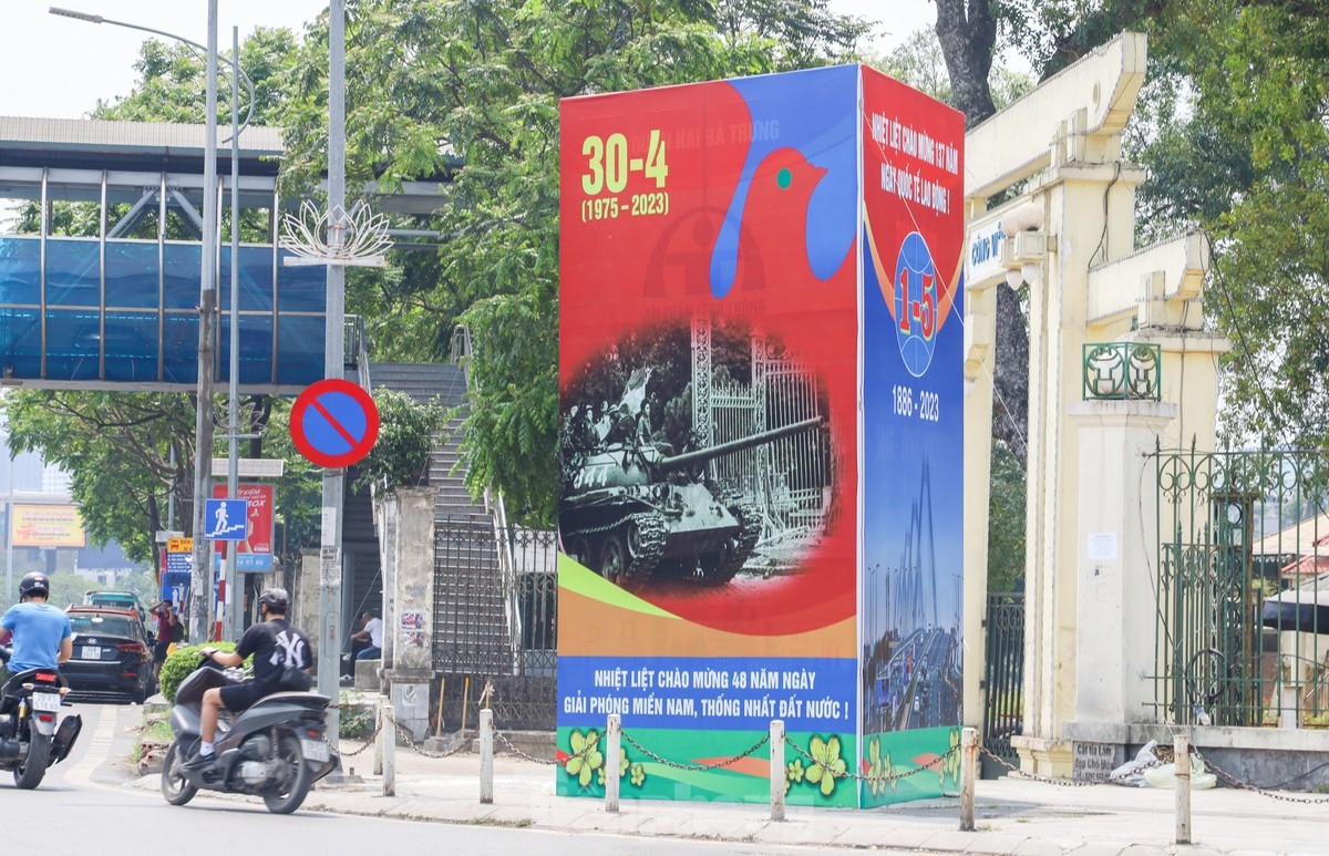 The view in front of Thong Nhat (Reunification) Park