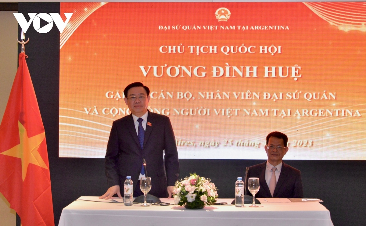 NA Chairman Vuong Dinh Hue speaks at the meeting