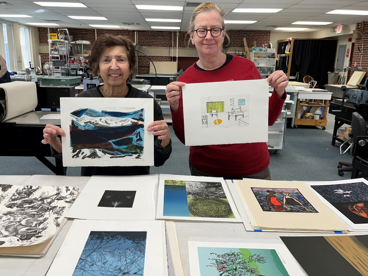 Two painters of the Boston Printmakers select artworks for the painting exhibition in Da Nang City. (Photo: danangfantasticity.com)