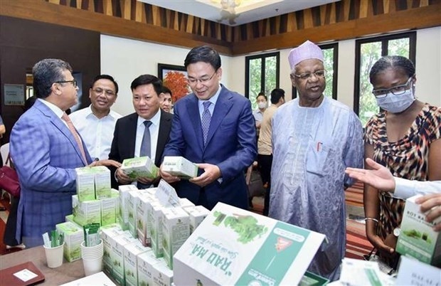 Officials visit a booth displaying some Vietnamese halal products.