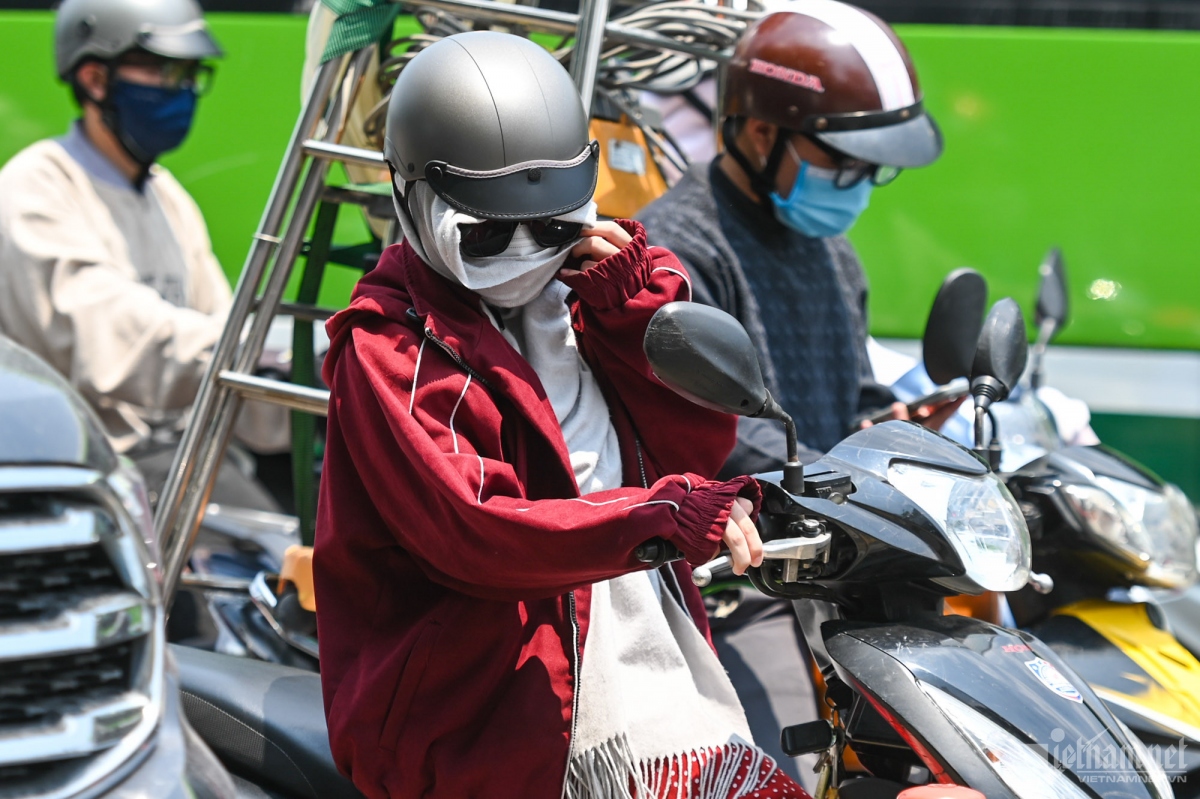 Due to the hot weather, local residents have to don hats, long-sleeved clothes, sunglasses, and masks in order to protect their skin.