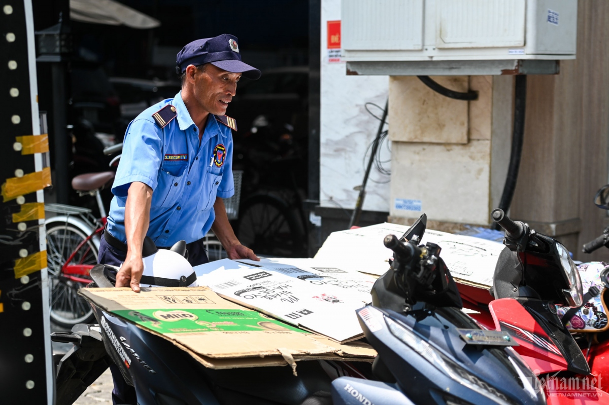 Despite the heatwave, many people have to work in the scorching sun. 