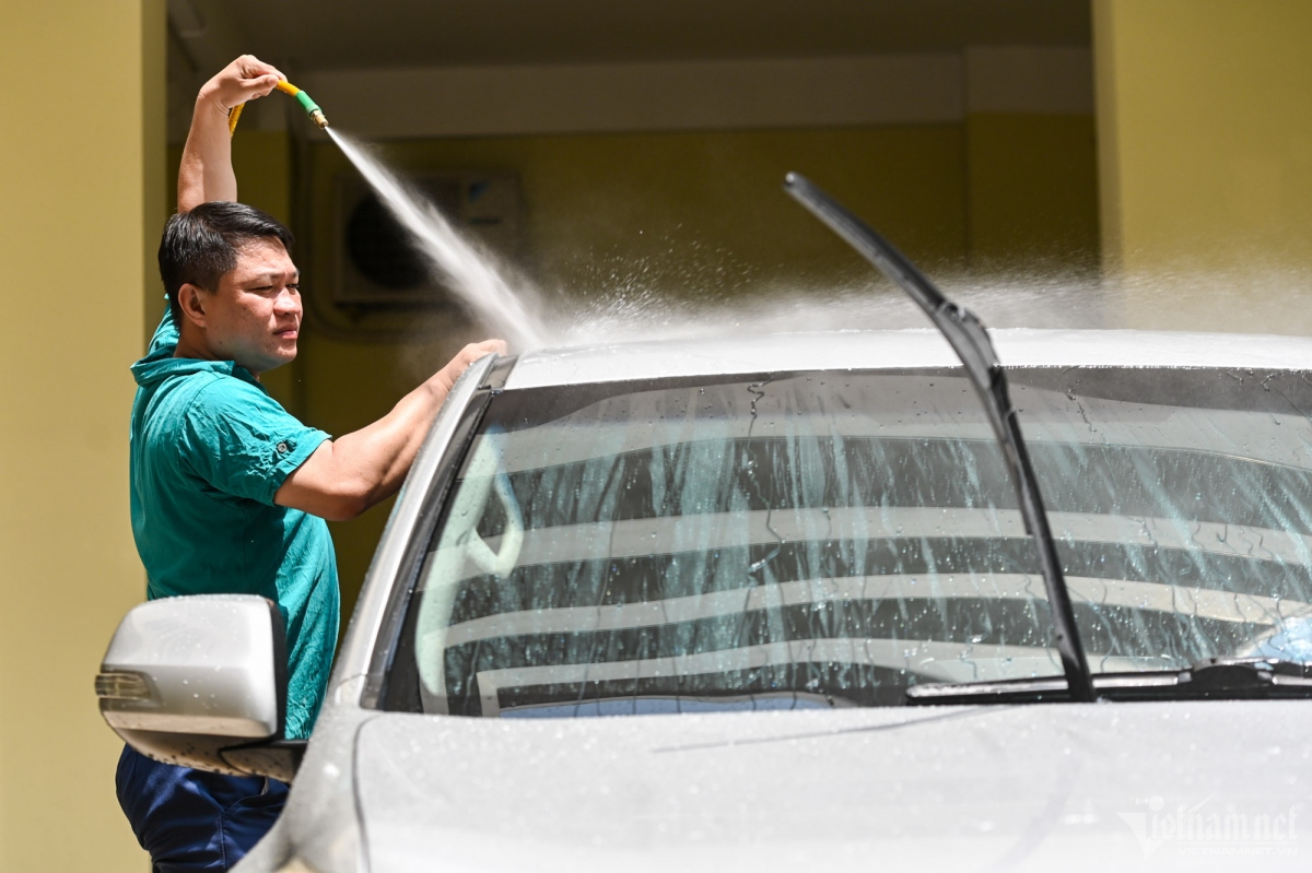 Spraying water and washing cars before departure are tips for drivers to reduce the impact of the heat.