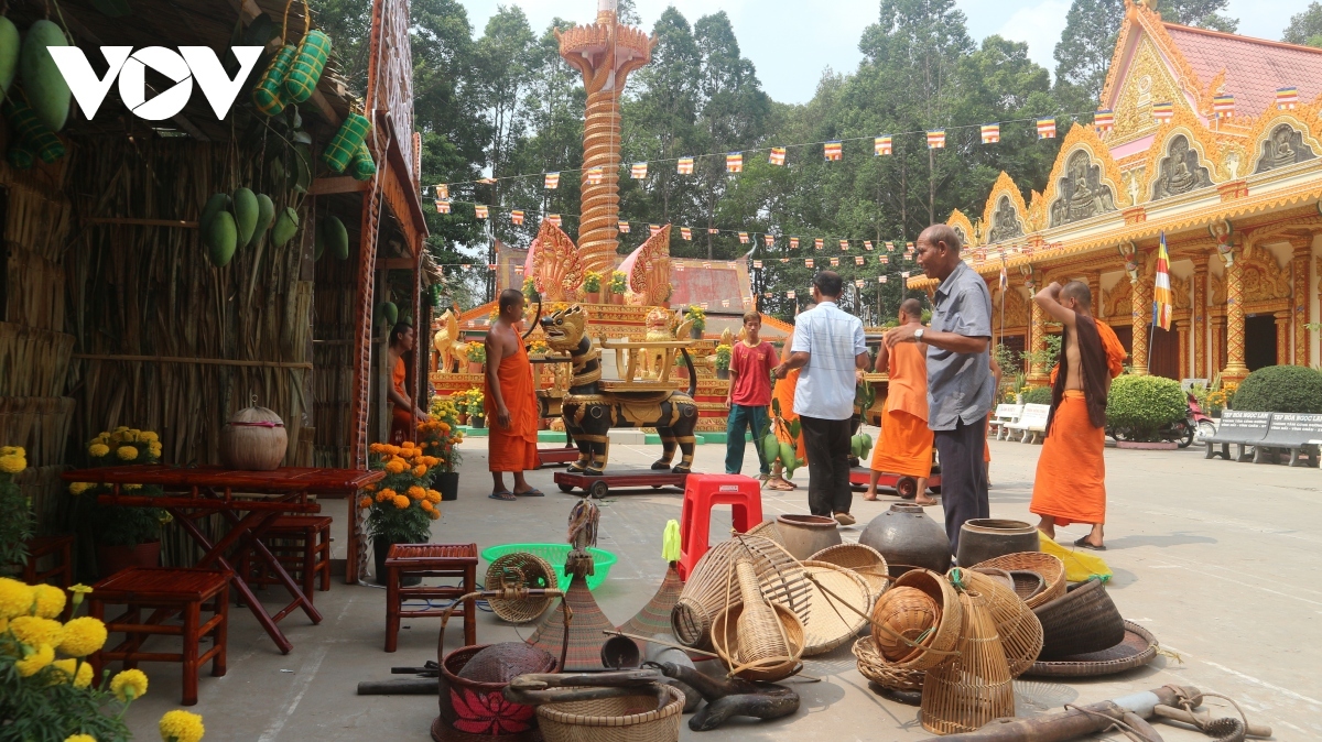 Preparing for the biggest festival of the ethnic Khmer people at local pagodas