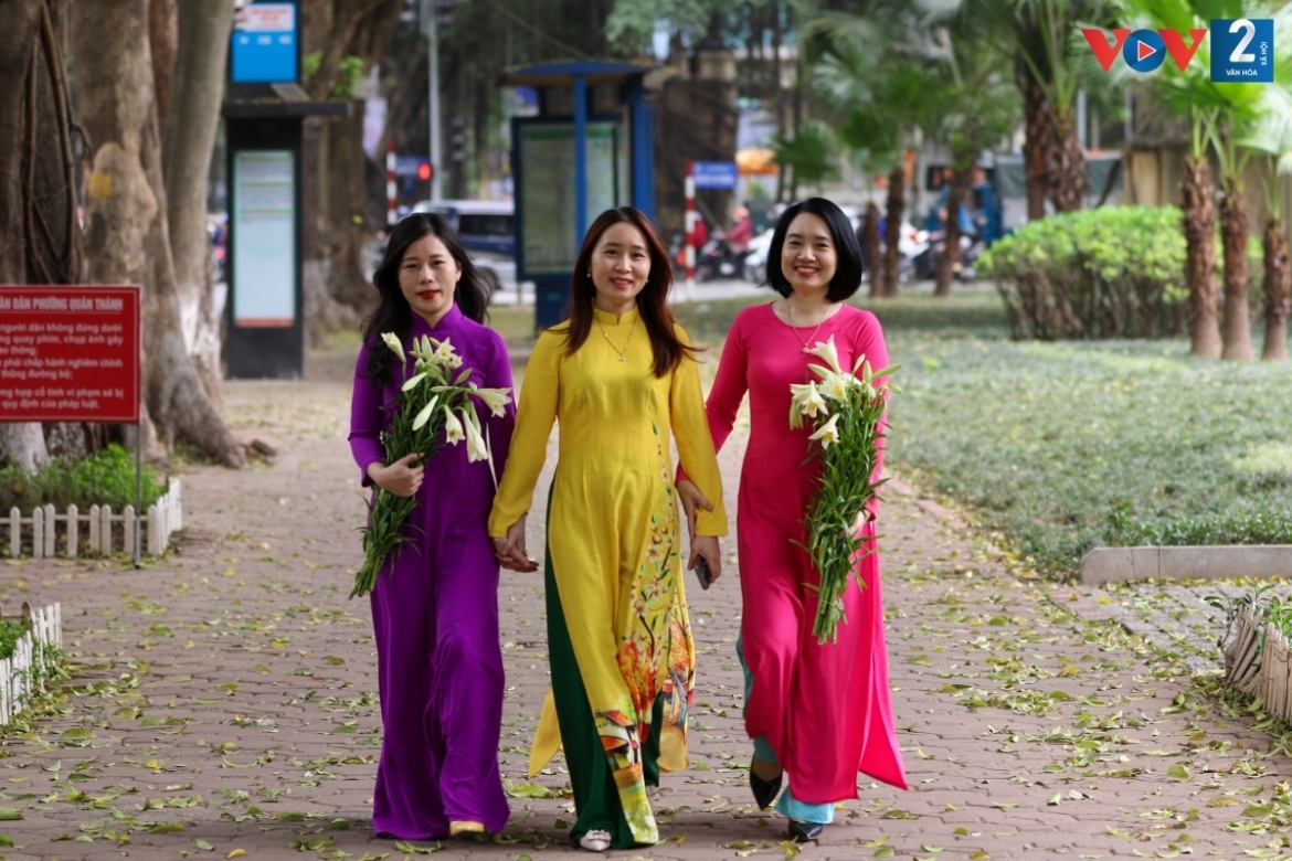 On weekends a number of people come to capture beautiful moments seen during the lily season on Phan Dinh Phung, one of the most beautiful streets throughout the capital.