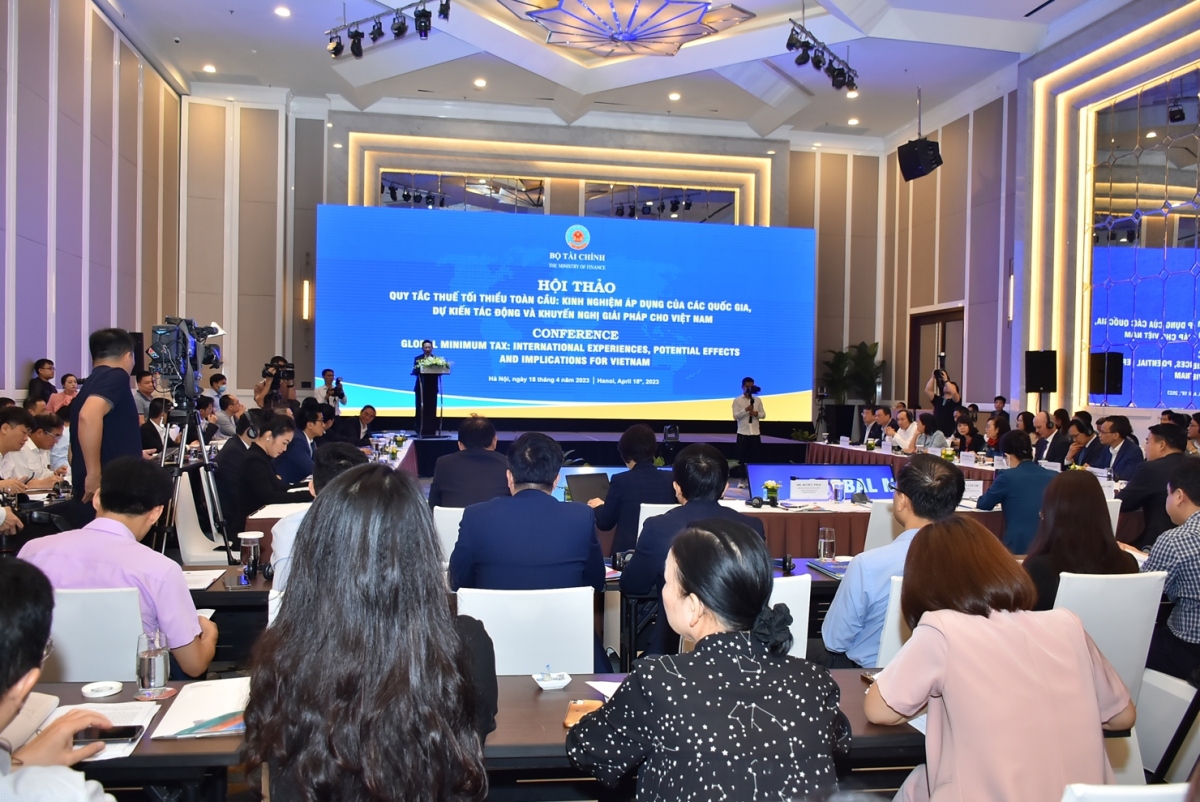 Experts give opinions at a conference “Global minimum tax: International experiences, potential effects and implications for Vietnam” held in Hanoi on April 18. (Photo: tapchitaichinh.vn)