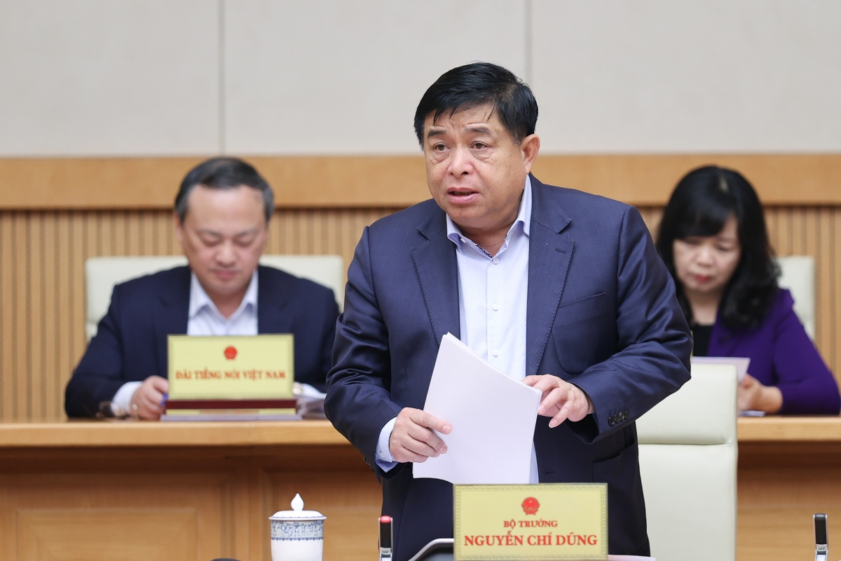 Minister of Planning and Investment Nguyen Chi Dung presents two scenarios of national economy in 2023. (Photo: VGP)