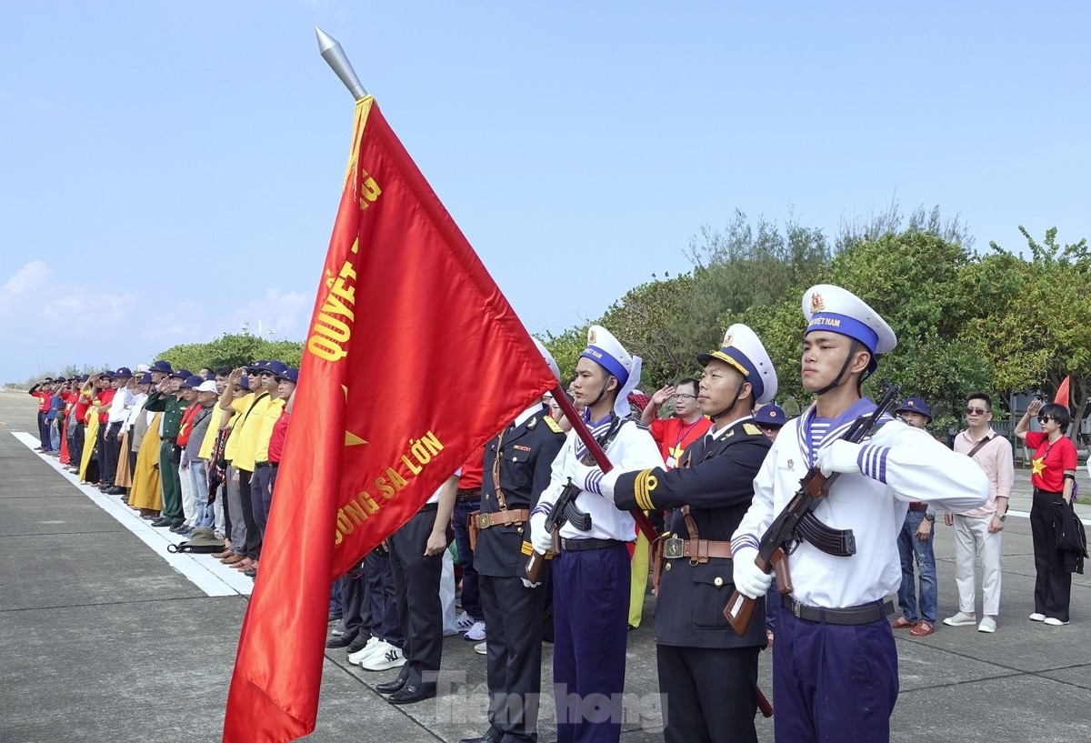 The delegation joins soldiers in a national flag saluting ceremony held on Truong Sa island.