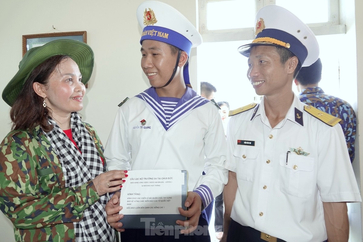 During the course of their visit, the OVs offer gifts and necessities to soldiers and people in the island district.