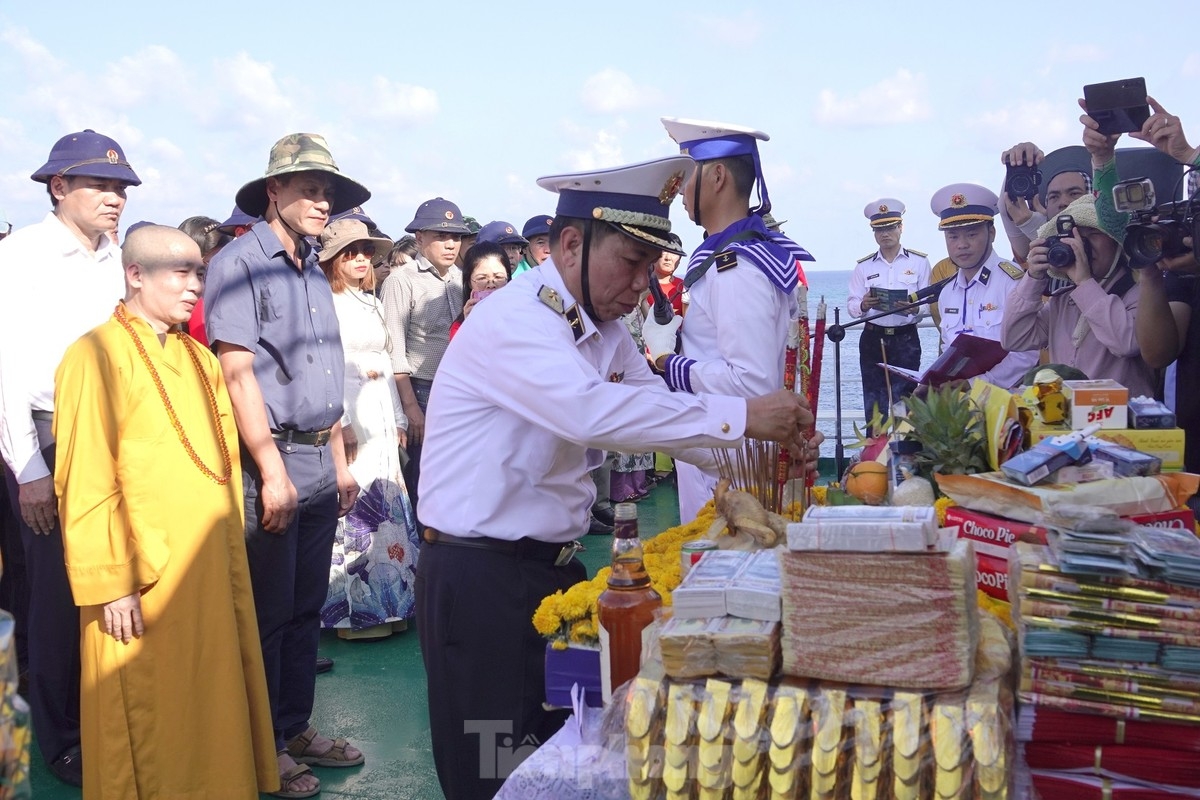 Delegates offer incense to the country’s heroic martyrs on April 20.