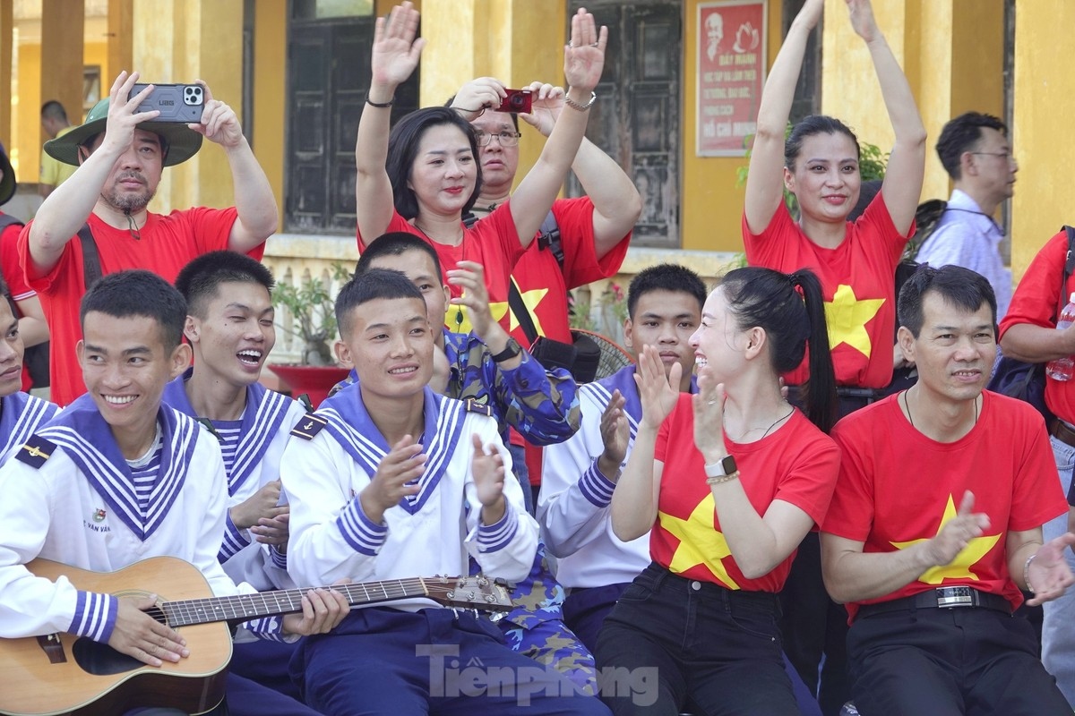 Vietnamese expats join in exchanges held with soldiers on Sinh Ton Dong island.